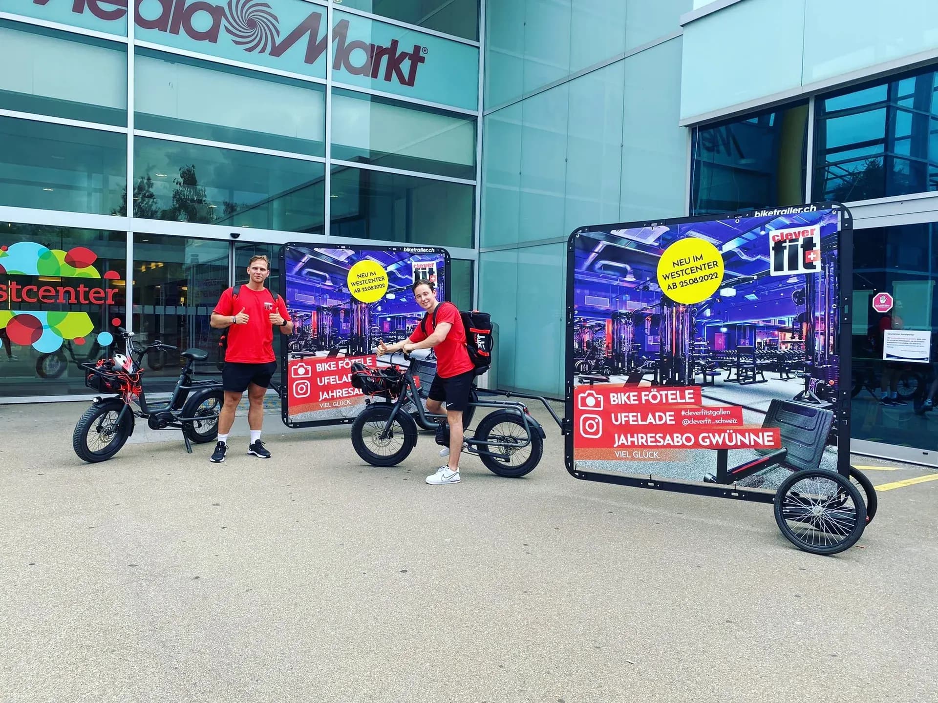 Zwei Biketrailer mit der cleverfit-Kampagne vor dem Westcenter St. Gallen