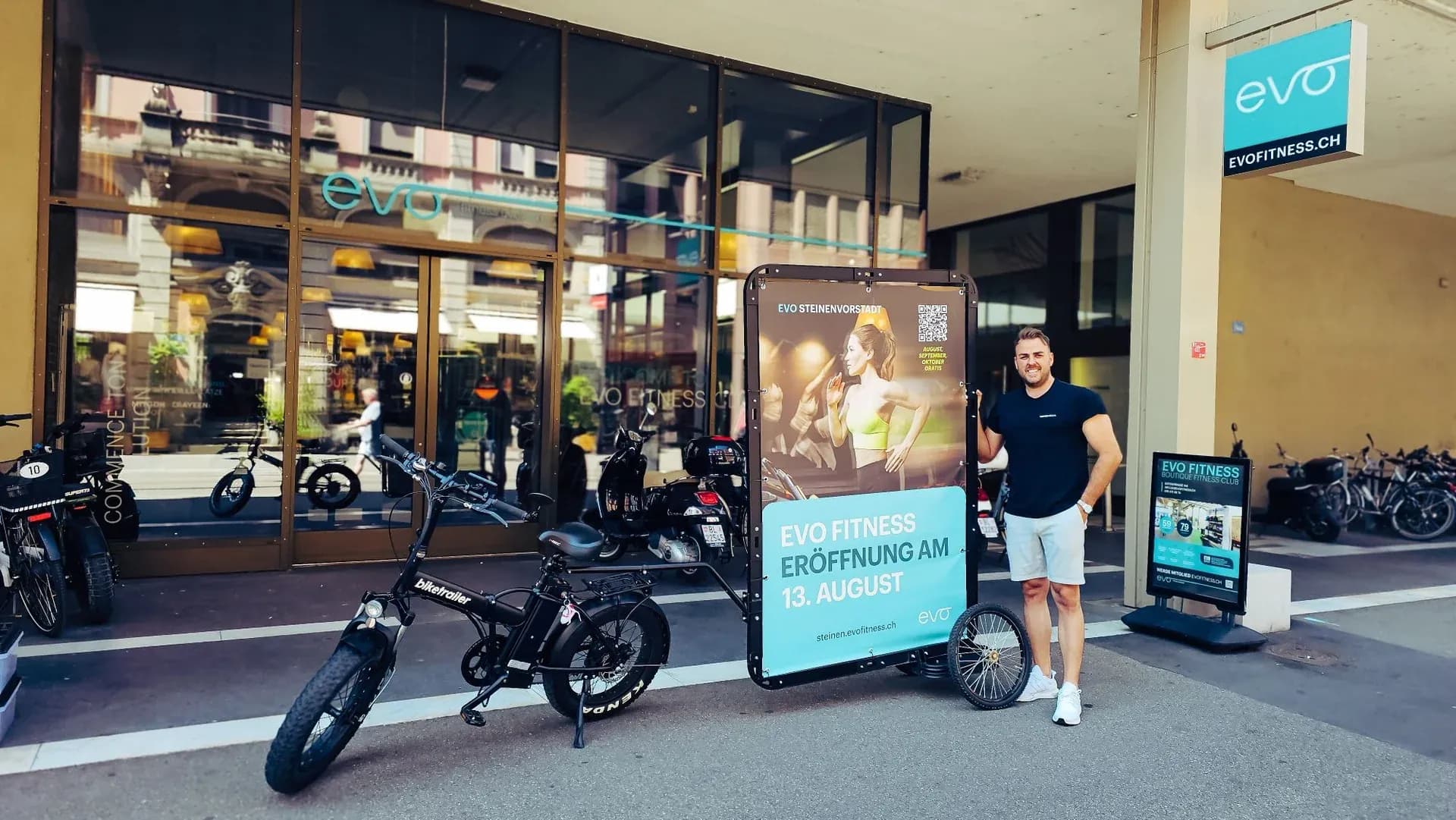 Biketrailer mit der EVO-Fitness-Eröffnungskampagne vor dem Club in der Steinenvorstadt Basel